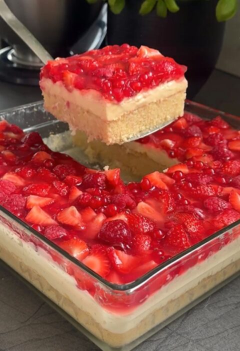 Strawberry Cream Sheet Cake Recipe