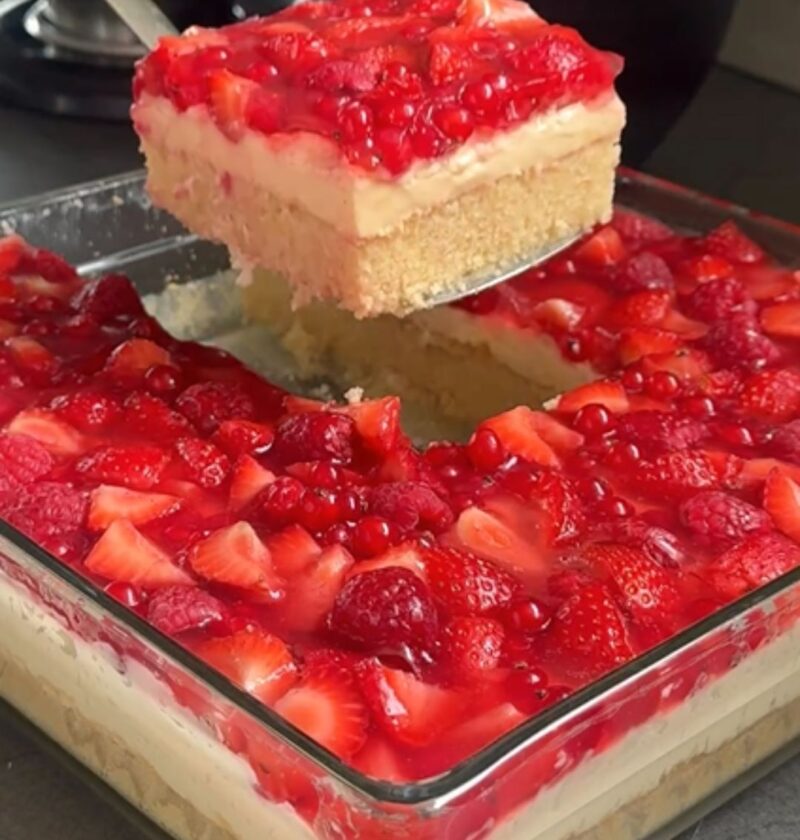 Strawberry Cream Sheet Cake Recipe